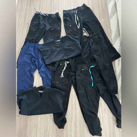 Fabletics Evolve Scrub Top - Picture 4 of 4